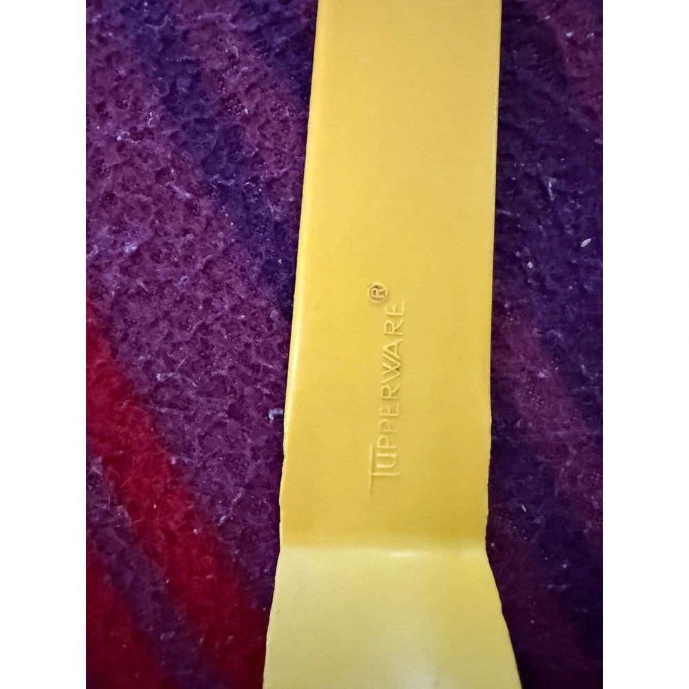 Tupperware Yellow Plastic Cake Server Spatula Pie Server Serrated‎ Edge